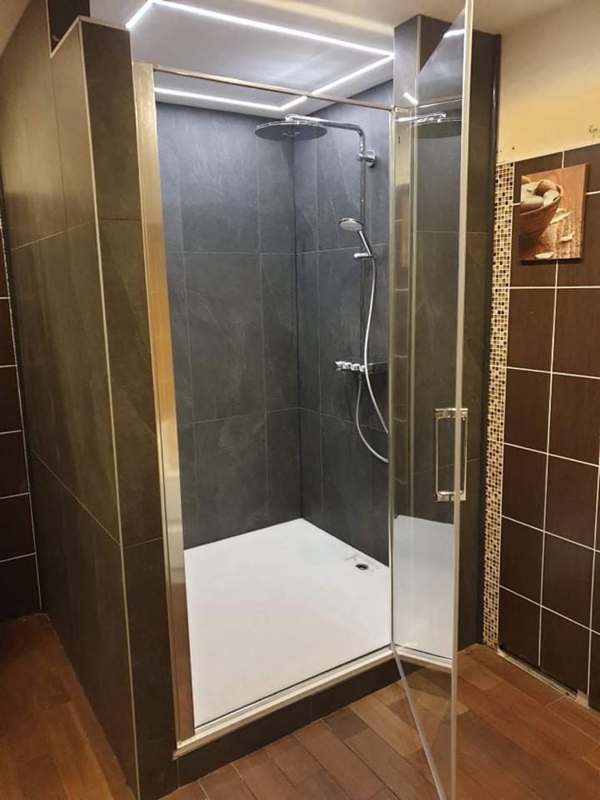 Douche avec carrelage ardoise et paroi vitrée