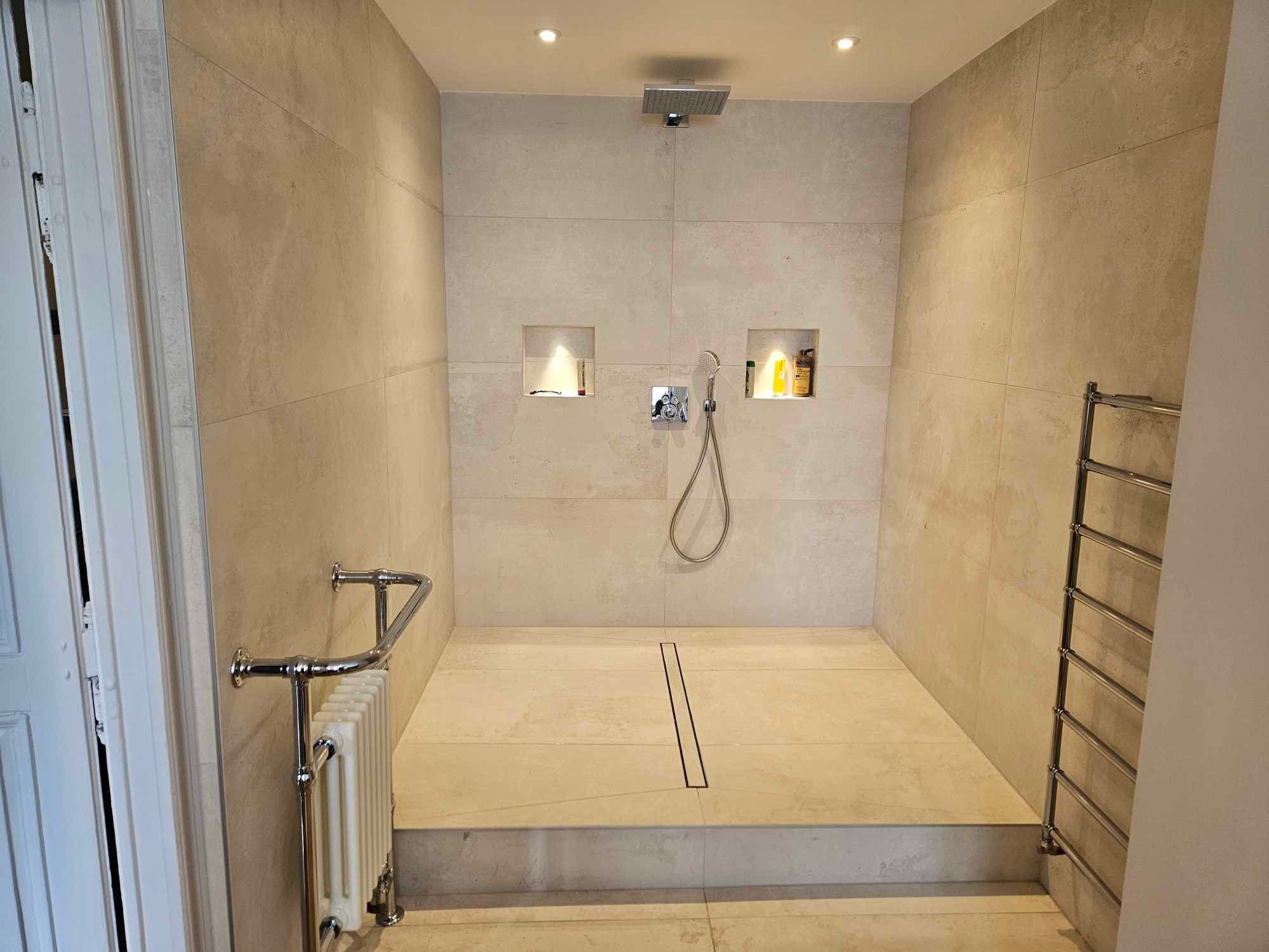 Douche italienne grand format avec niches éclairées