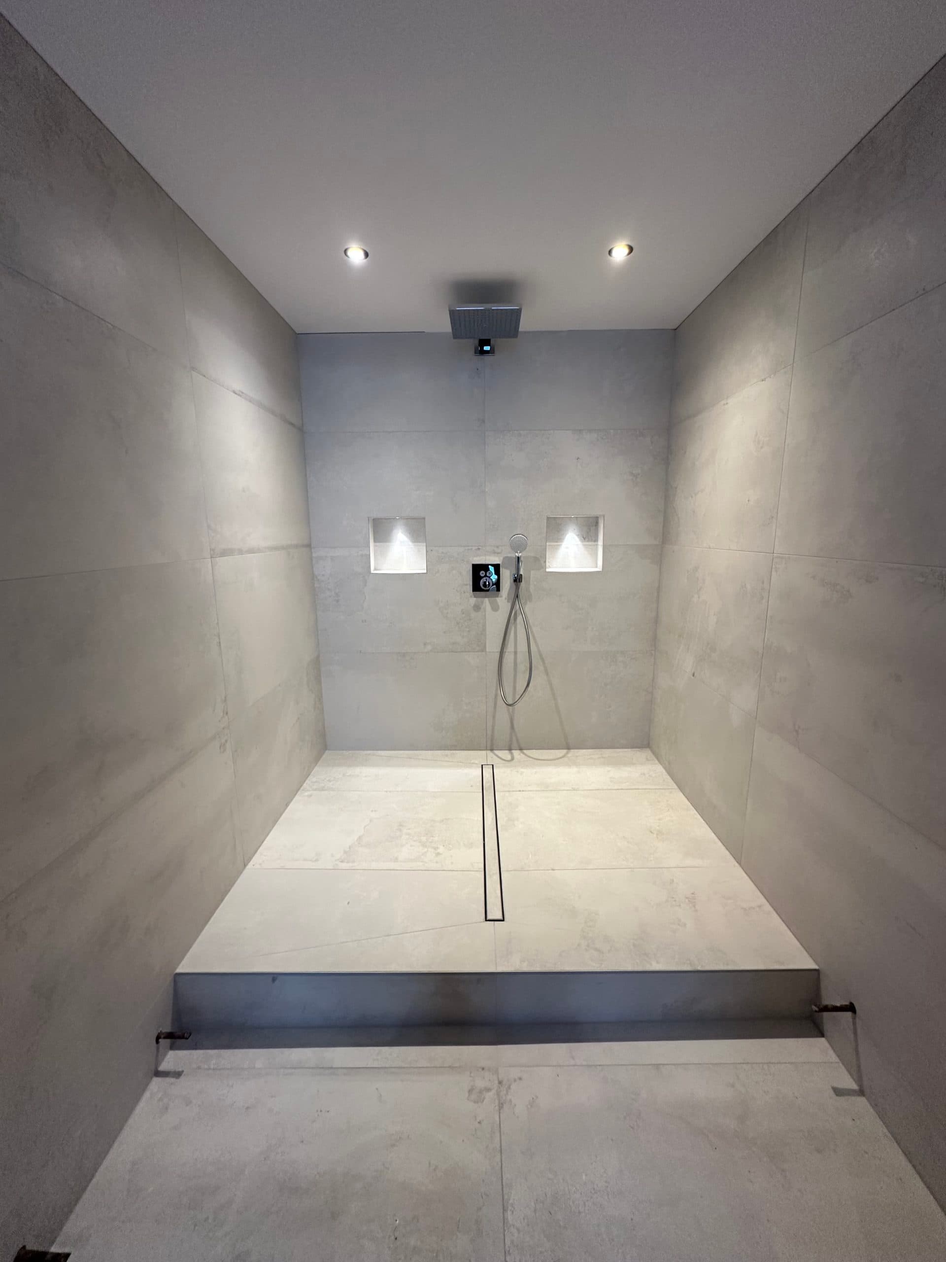 Douche italienne spacieuse — pomme de tête au plafond