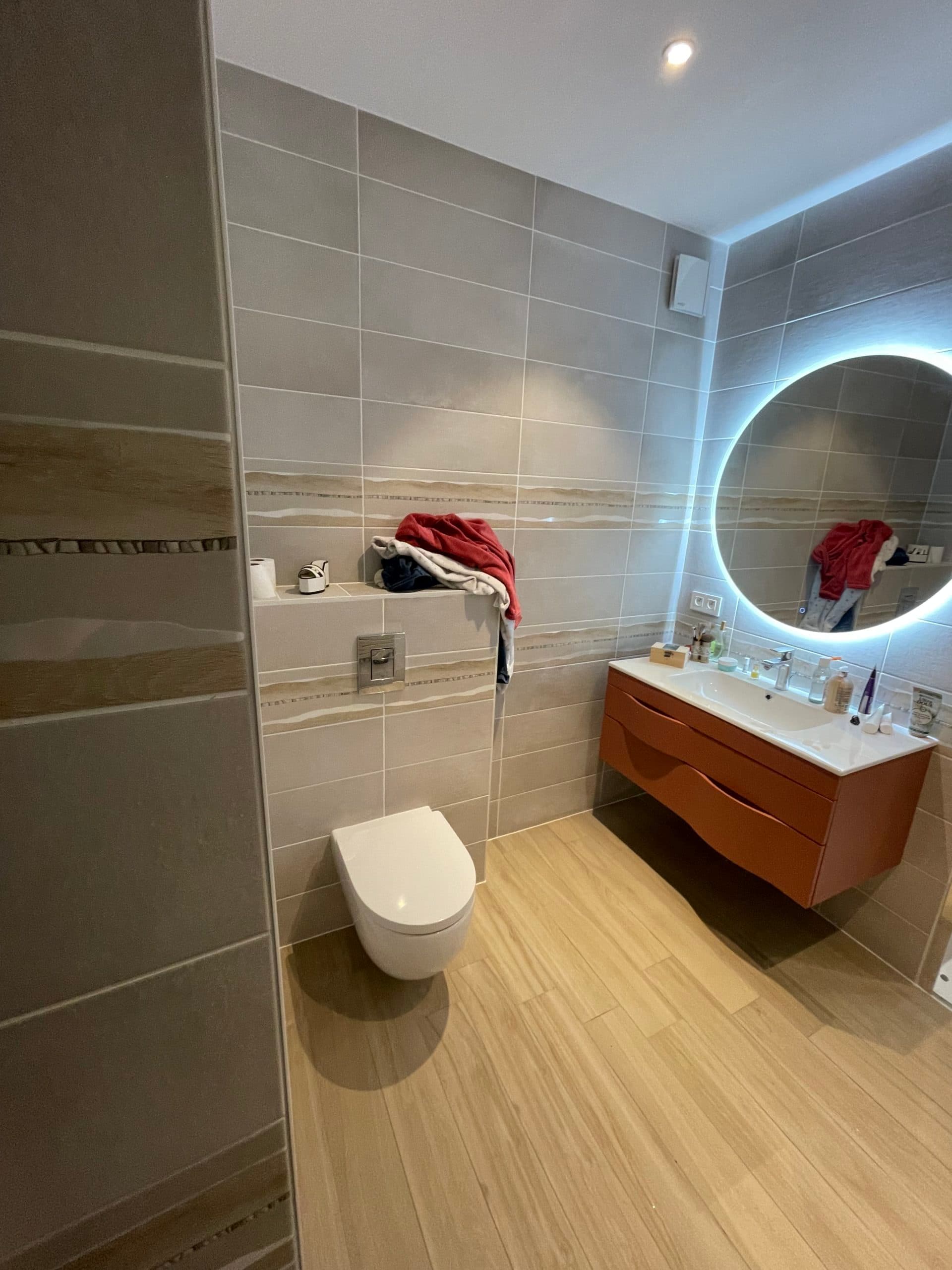 Salle de bain moderne avec miroir LED et meuble vasque