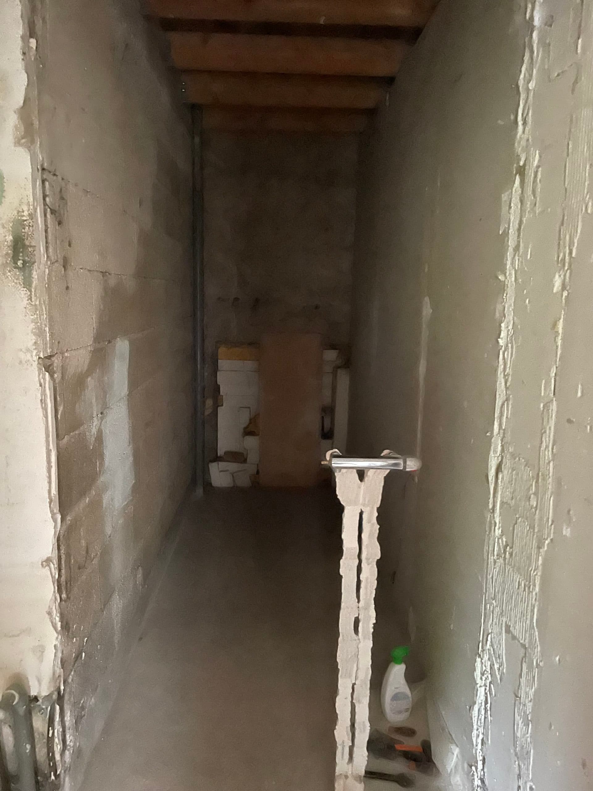 Chantier de rénovation : étanchéité et carrelage en cours